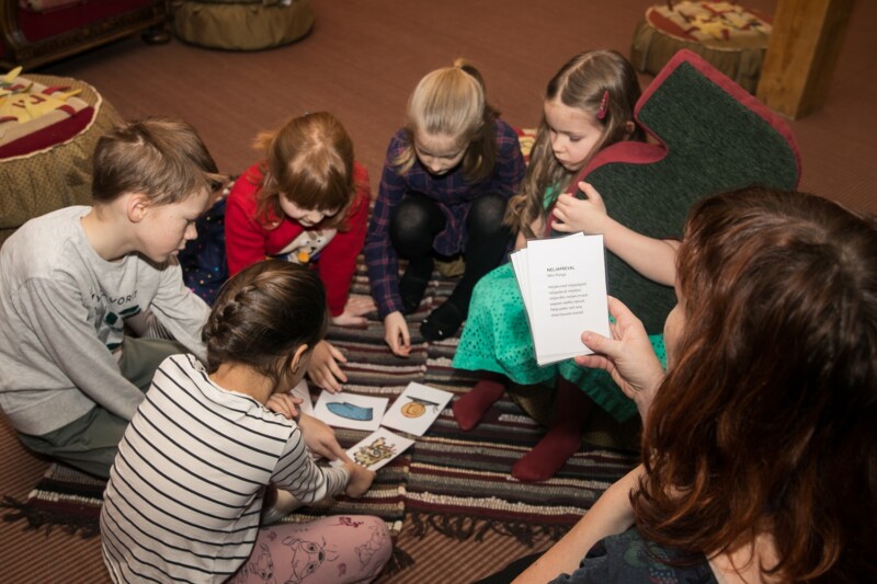 Perehommikud Tallinna vanalinnas: lapsed mängivad sõnamänge