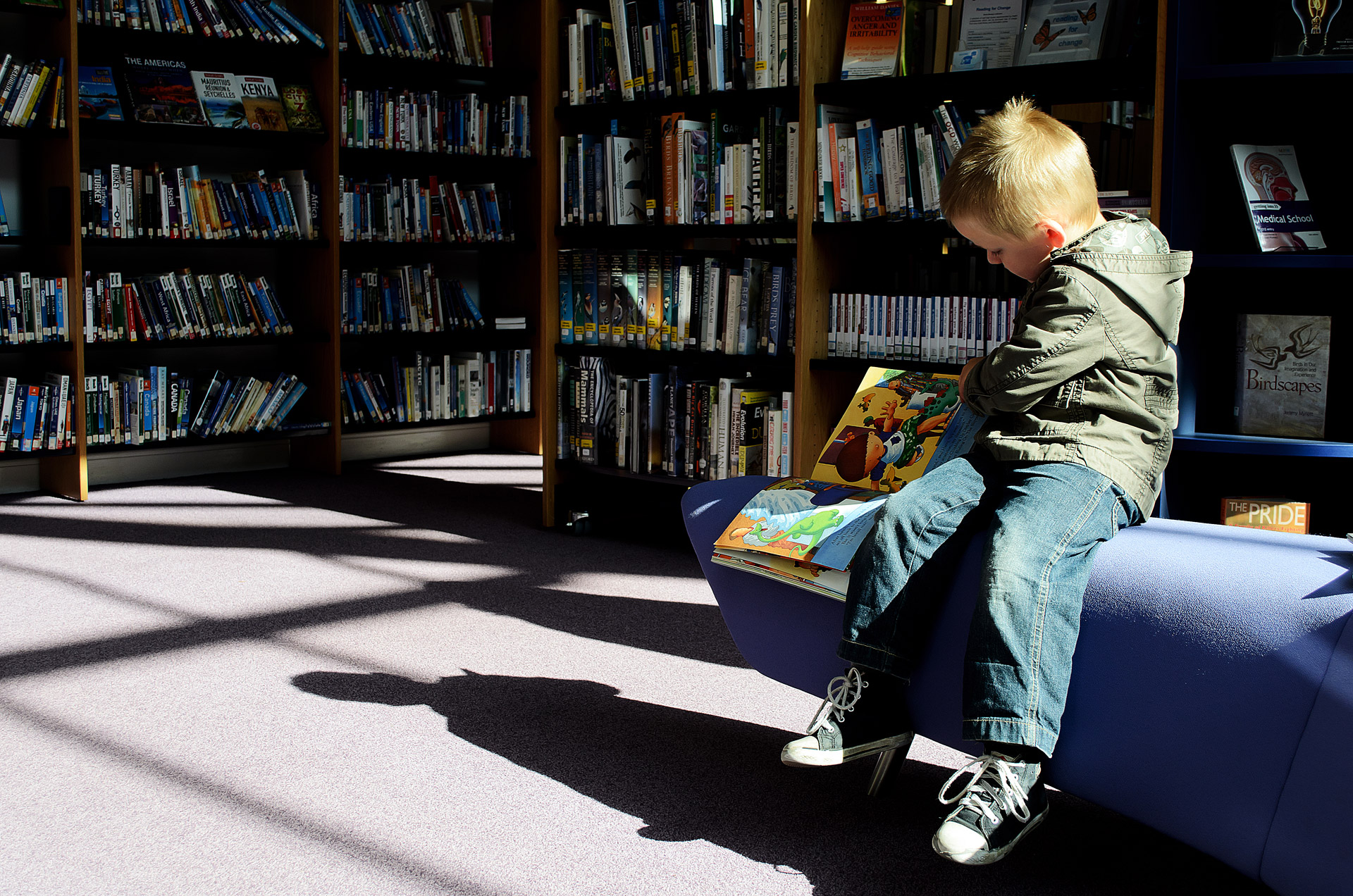 Laps uurib raamatukogus raamatut